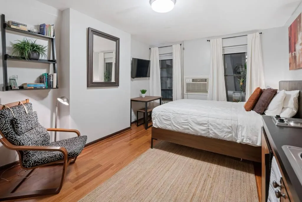 Great Studio Location in Times Square Near Subway — 7