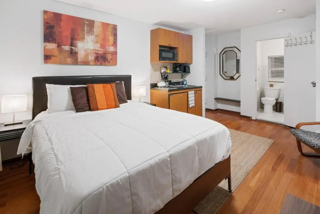 Great Studio Location in Times Square Near Subway — 2