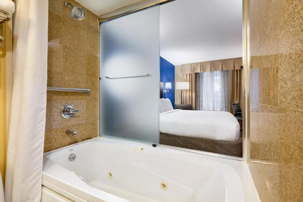 Holiday Inn Express New York City Chelsea, an IHG Hotel — 2