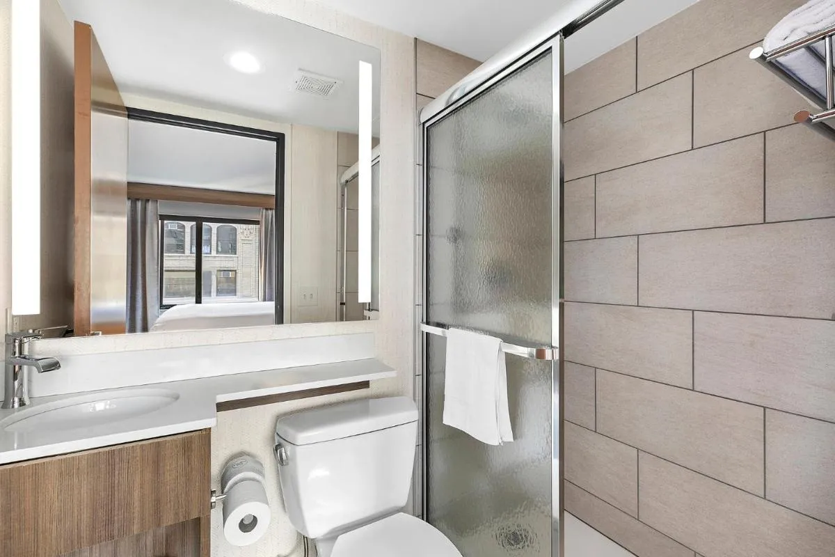 Holiday Inn Manhattan 6th Ave – Chelsea, an IHG Hotel — 3