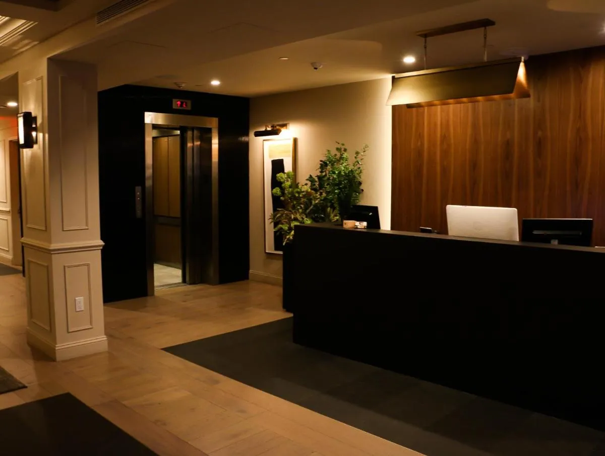 Hotel 32 32 — 3