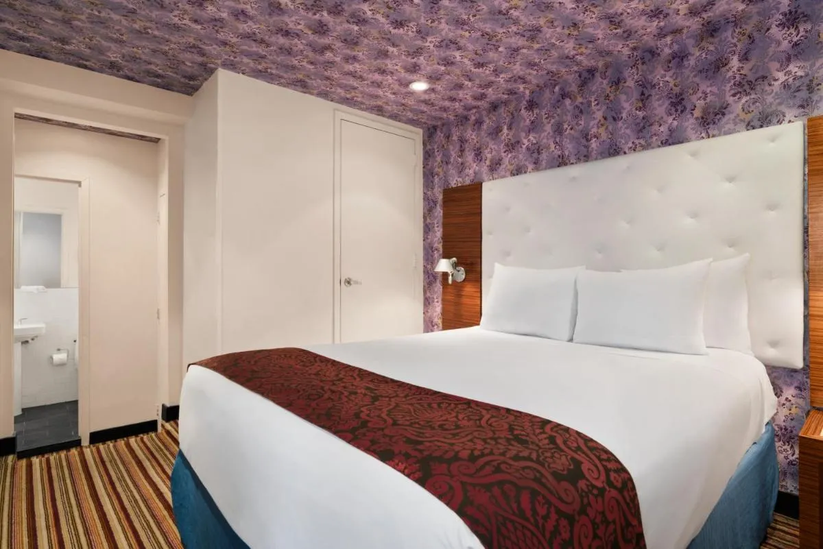 Night Hotel Broadway — 7