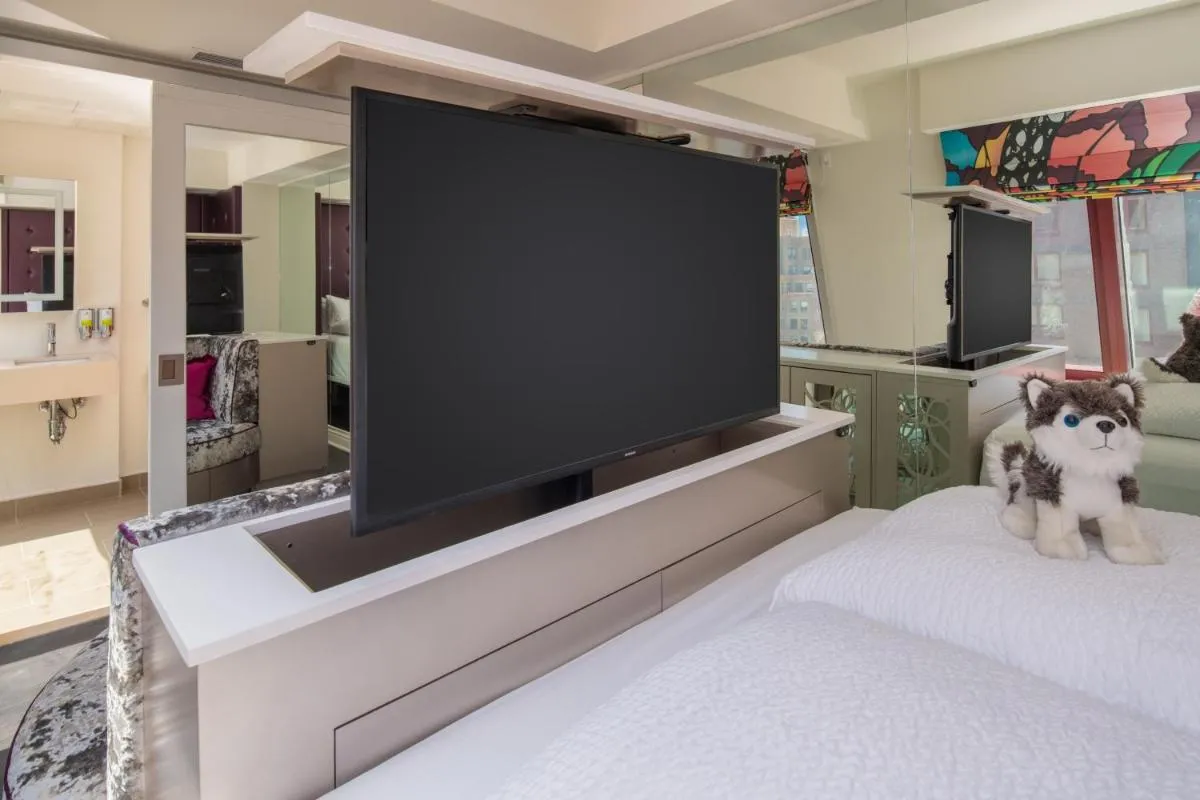 Staypineapple, An Artful Hotel, Midtown New York — 6