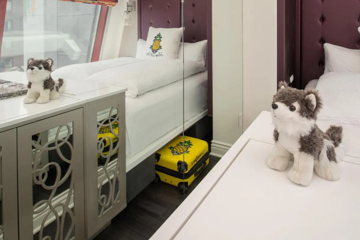 Staypineapple, An Artful Hotel, Midtown New York — 7