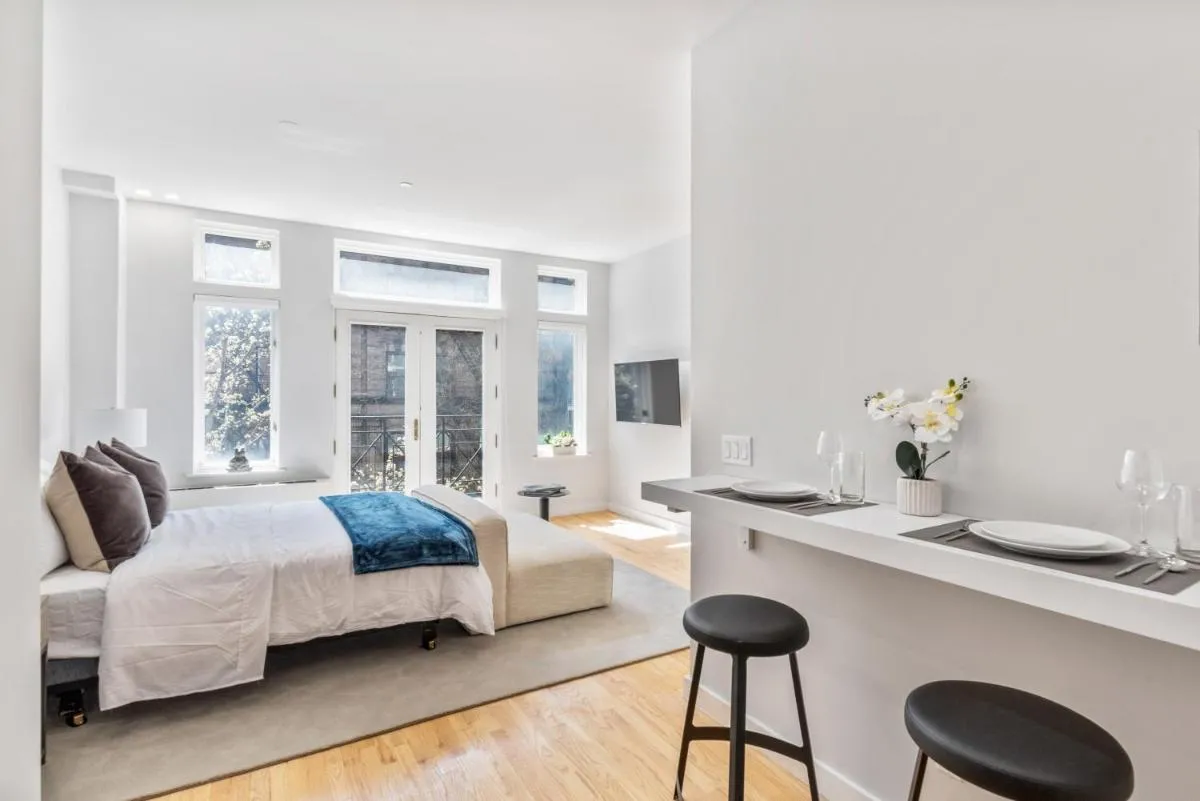 Studio w Charming Juliet Balcony in Upper East — 6
