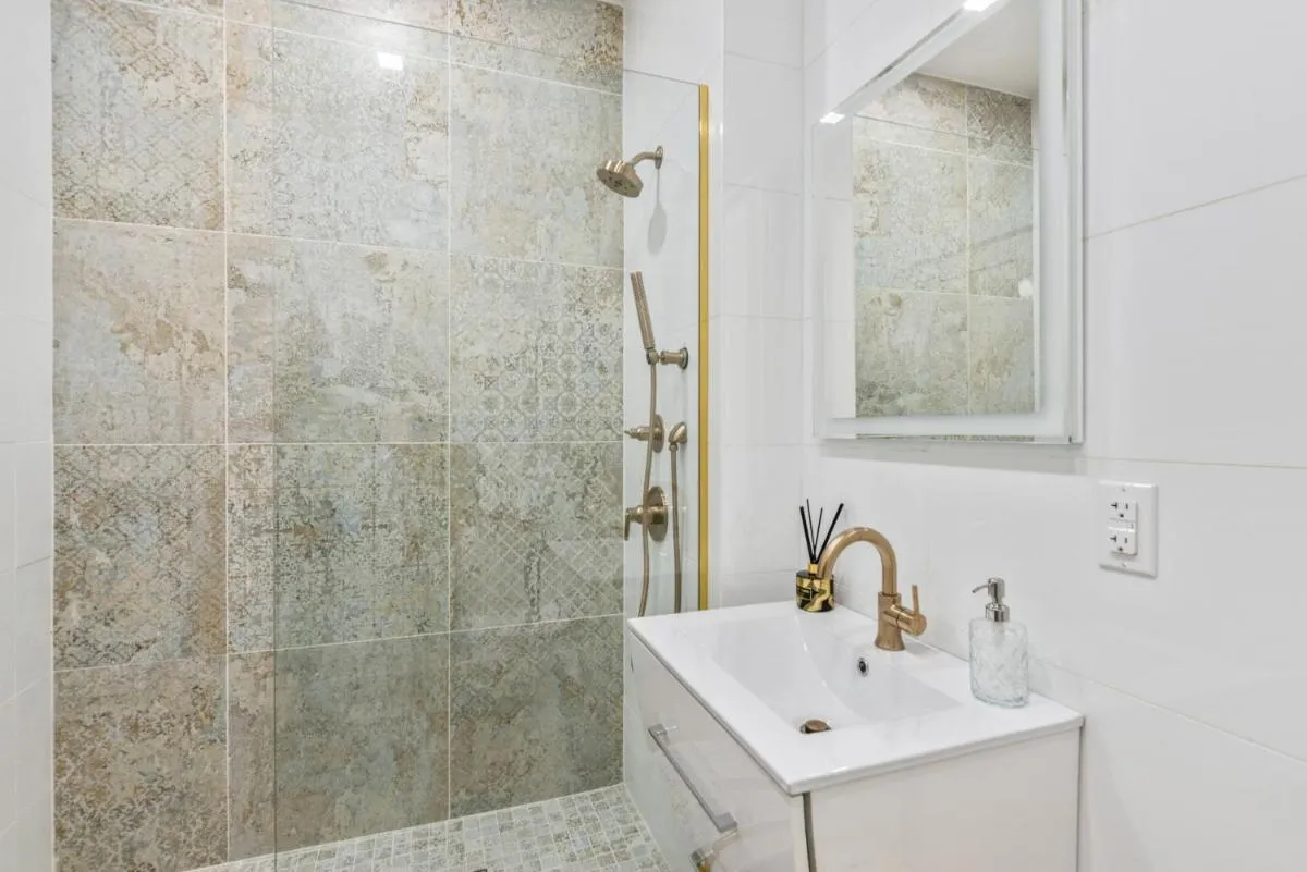 Studio w Charming Juliet Balcony in Upper East — 7