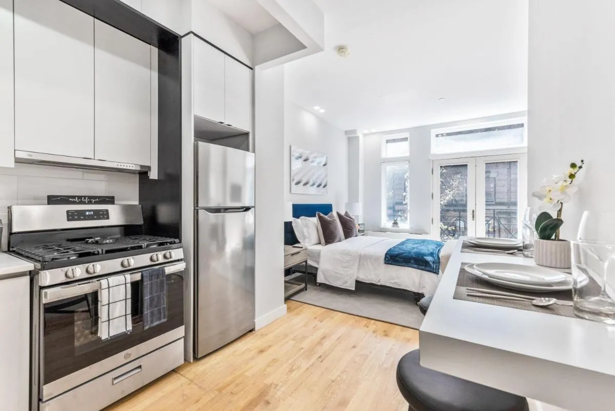 Studio w Charming Juliet Balcony in Upper East — 4