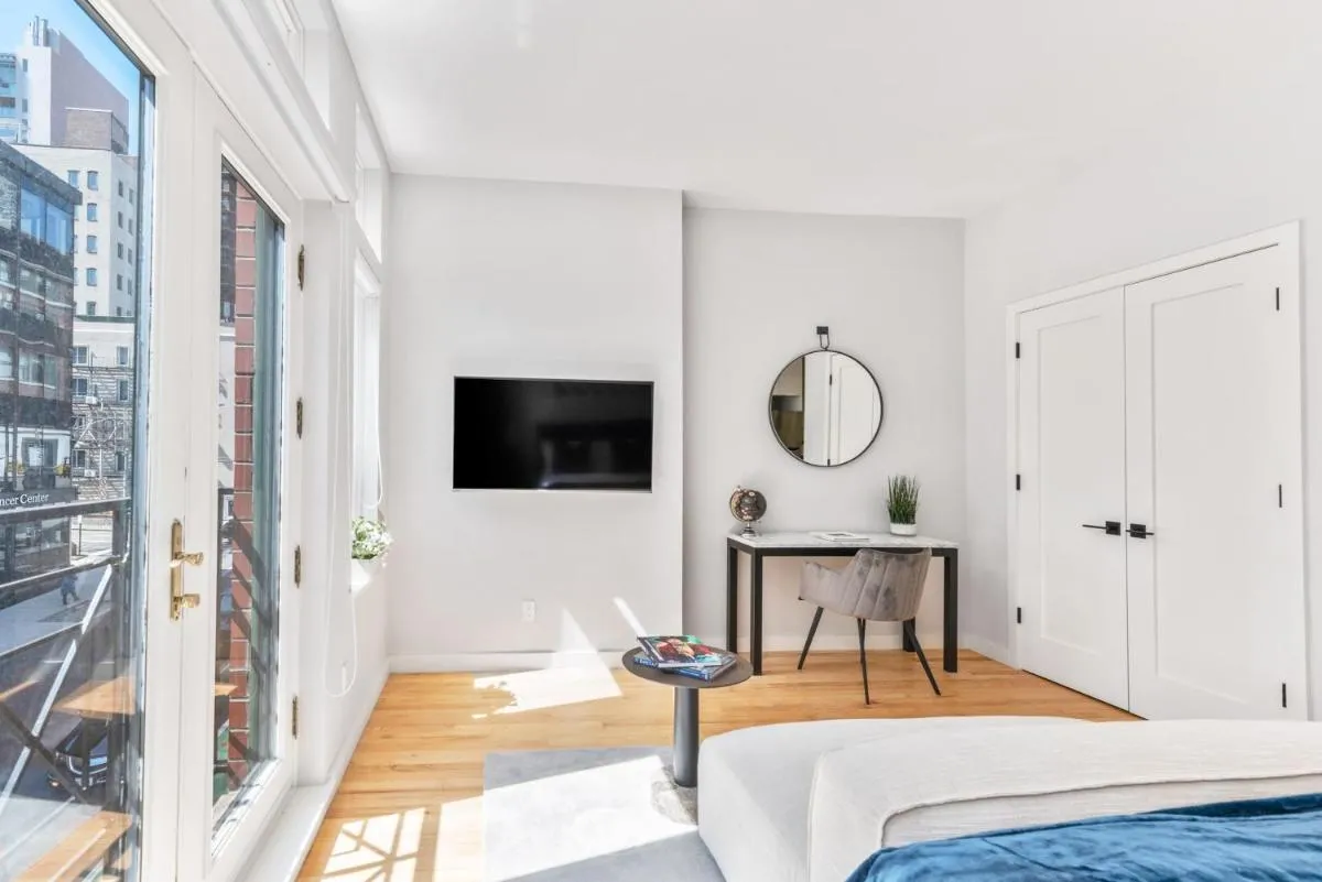 Studio w Charming Juliet Balcony in Upper East — 5