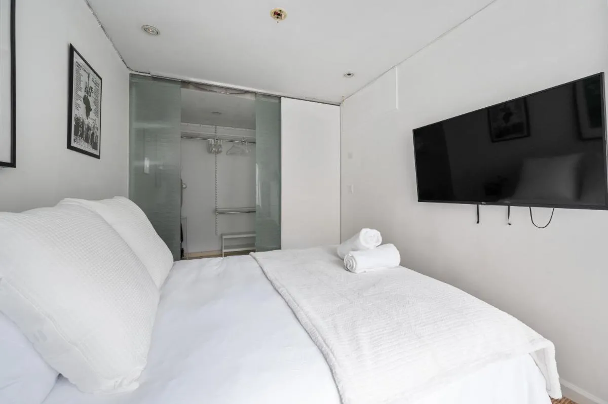 Chinatown Essential 2 Bedroom 900 square feet — 4