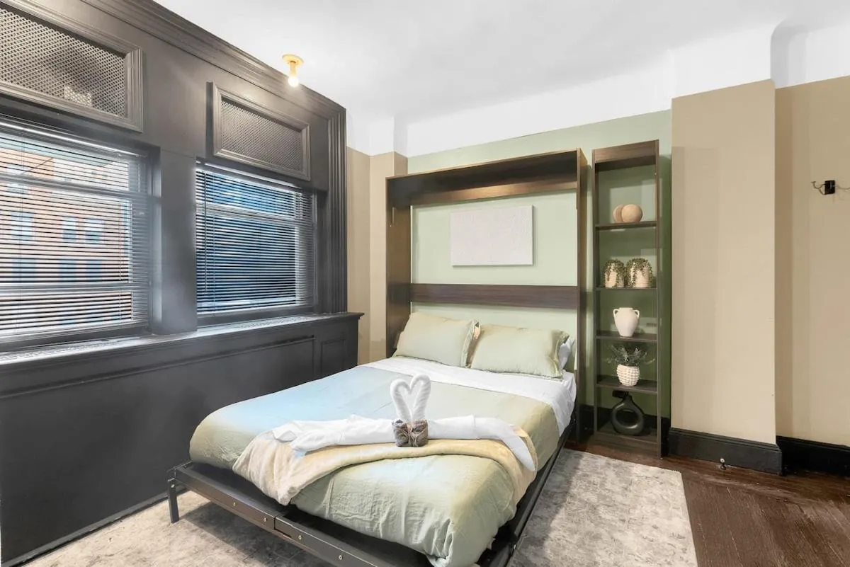 Cozy 2BR Apartment with Gym and Walk to Times Square — 3