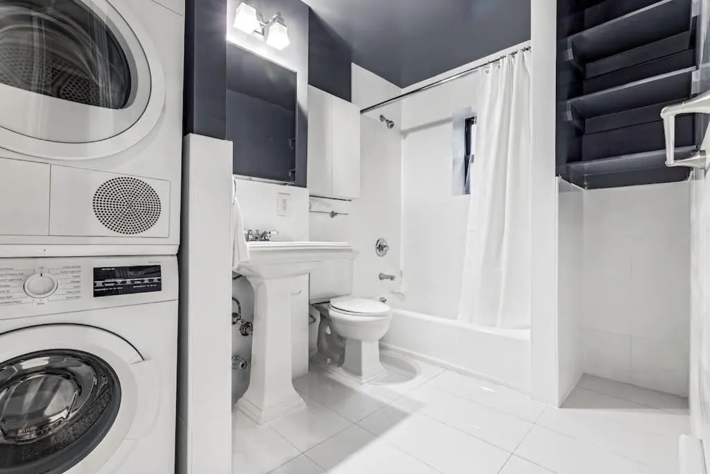 Gorgeous & Bright 3BDR & 1BTH in Midtown Manhattan — 6