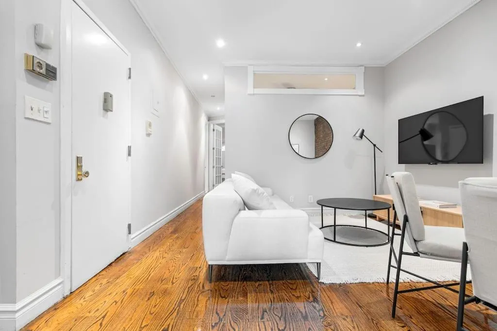 Gorgeous & Bright 3BDR & 1BTH in Midtown Manhattan — 2