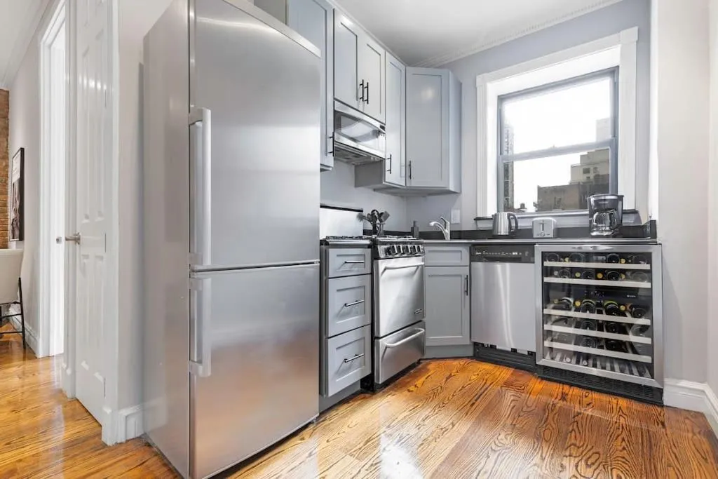 Gorgeous & Bright 3BDR & 1BTH in Midtown Manhattan — 4