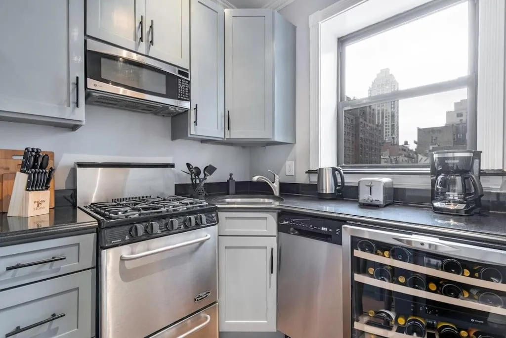 Gorgeous & Bright 3BDR & 1BTH in Midtown Manhattan — 5