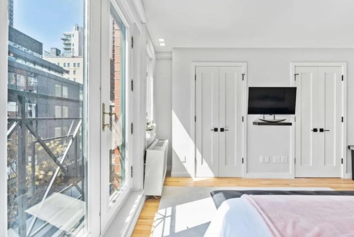 Luxe Studio with Charming Juliet Balcony — 5