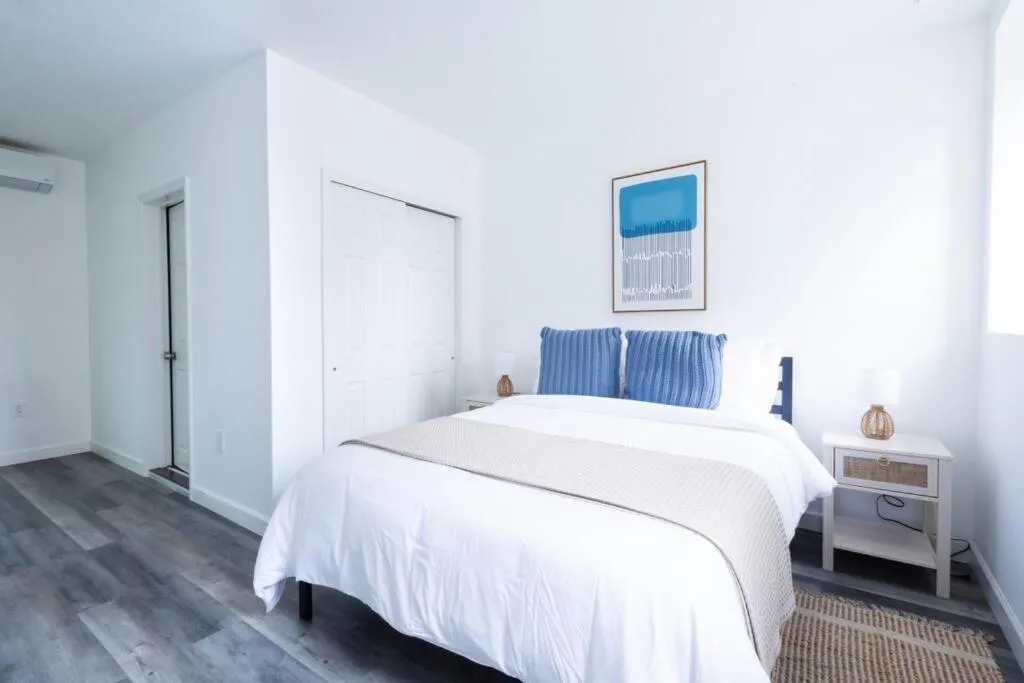 Modern 2 Bedroom Apartment Steps from Central Park! — 5