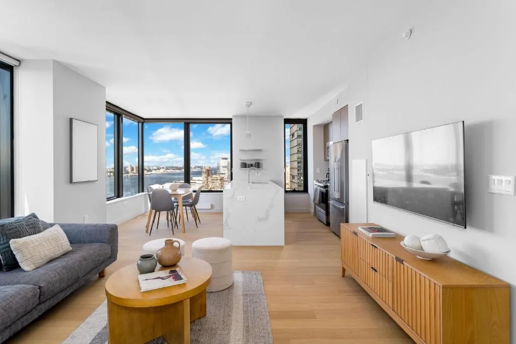 Modern Stylish 2BR 2BA Apartment in Hudson Yard