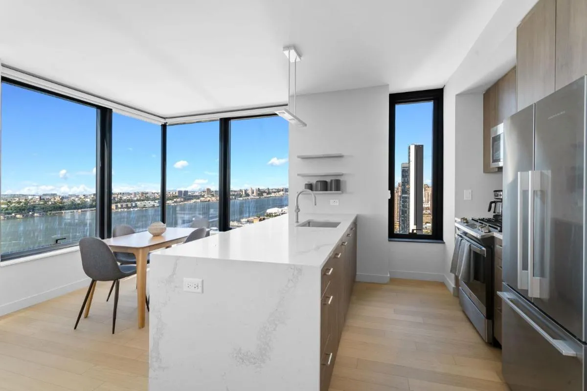 Modern Stylish 2BR 2BA Apartment in Hudson Yard — 4
