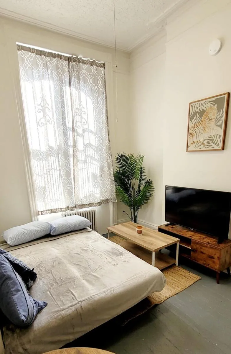 Superlative Midtown Manhattan Apartment — 6